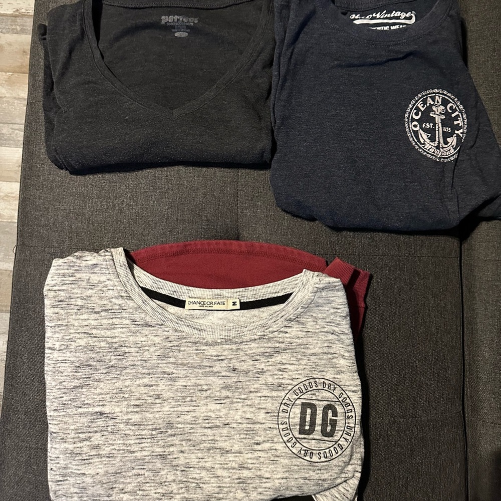 Lot of 3 long sleeve tees
